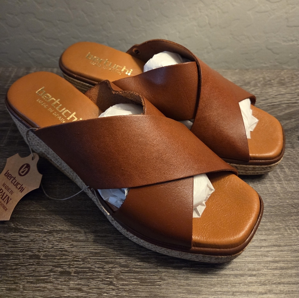 Bertuchi Chesnut Leather Sandals